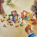 Magasin de vêtements vintage LEGO Friends et petite maison avec figurines et accessoires.
