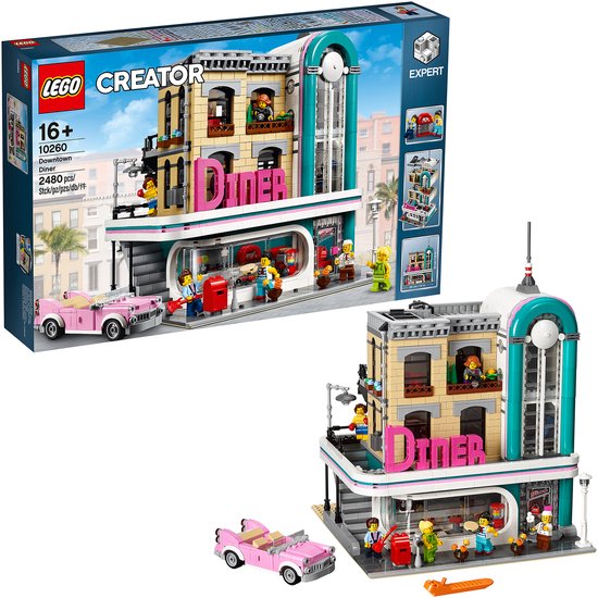 LEGO Creator Expert 10260 Downtown Diner set met roze auto, roze Diner-logo en drie verdiepingen.