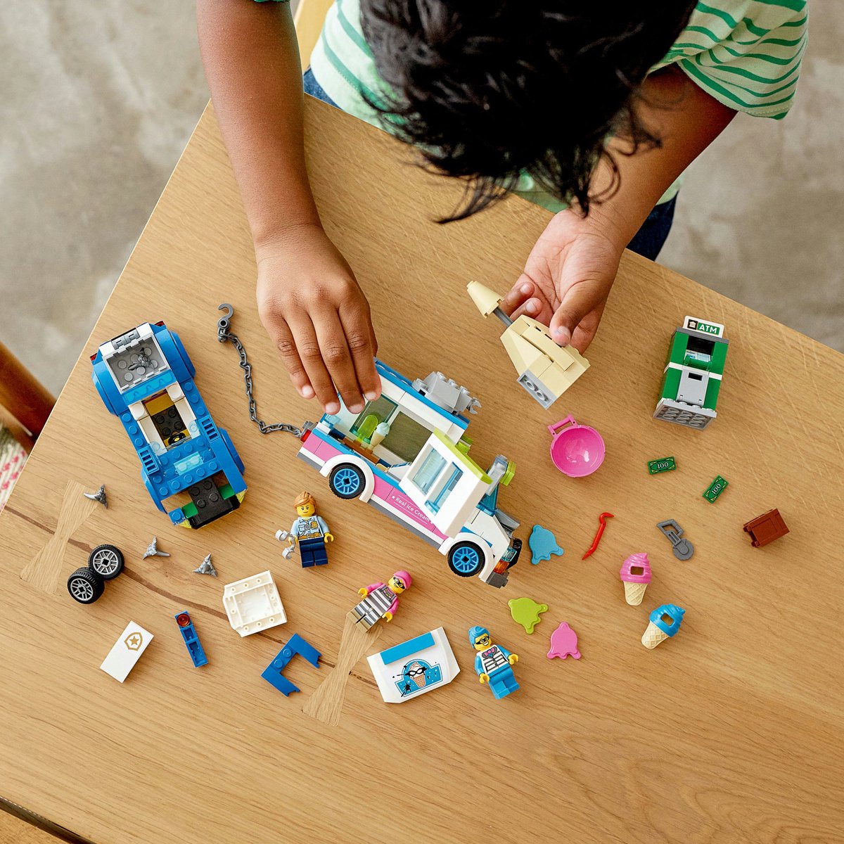 LEGO® City IJswagen politieachtervolging 60314 bouwset voor kinderen vanaf 5 jaar; met een ijswagen met kledderschieter, een onderscheppingsvoertuig van de politie, een geldautomaat en 2 personages uit de LEGO City tv-serie (317 onderdelen) — afbeelding 5