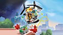 Gele en witte helikopter met gele minifiguur met vleugels en bijenpak, vliegt boven een stad.