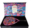 Open luxe geschenkdoos met een padelracket in de doos. Het racket heeft een felgekleurd, cartoonachtig patroon. De binnenzijde van de doos is ook versierd met dit patroon.