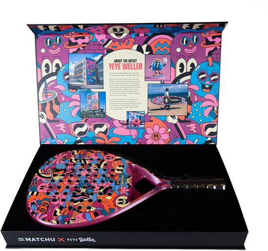 Open luxe geschenkdoos met een padelracket in de doos. Het racket heeft een felgekleurd, cartoonachtig patroon. De binnenzijde van de doos is ook versierd met dit patroon.