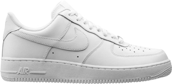 Witte Nike Air Force 1 '07 sneaker met perforaties op de neus en het Nike logo op de zijkant.