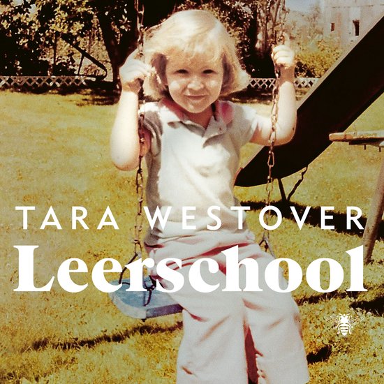 Een jong meisje met blond haar zit op een schommel in een achtertuin. Ze draagt een roze broek en een lichtroze poloshirt. De tekst 'TARA WESTOVER Leerschool' staat op de afbeelding.