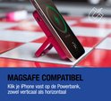 Roze iPhone met MagSafe powerbank bevestigd, staat verticaal op een geblokte ondergrond.