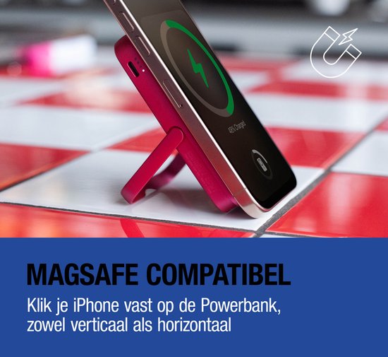 Roze iPhone met MagSafe powerbank bevestigd, staat verticaal op een geblokte ondergrond.