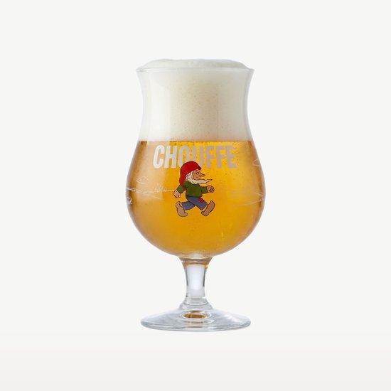 Een bierglas gevuld met goudgeel bier, wit schuim en de tekst "CHOUFFE" met een kabouter in rode muts.