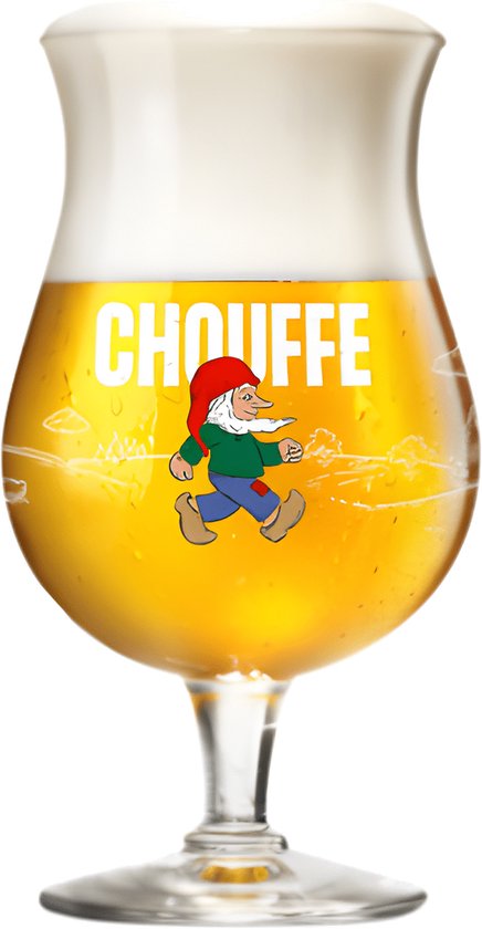 Een bierglas gevuld met goudgeel bier, wit schuim en de tekst "CHOUFFE" met een lachende kabouter in rode muts.
