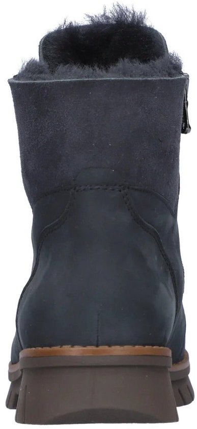 Achterkant van een donkerblauwe enkellaars met imitatiebont voering en een robuuste bruine zool.