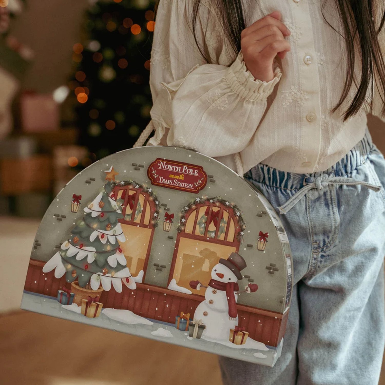 Little Dutch Adventskalender 2026 - 24 Verrassingen om een Compleet Treinstation te Bouwen - Adventkalender - Geschenkset - Cadeaudoos - Geschenkdoos - Giftset Kind - Aftelkalender voor Kinderen - Speelgoed vanaf 2 jaar - Little Dutch Speelgoed Trein – foto 6