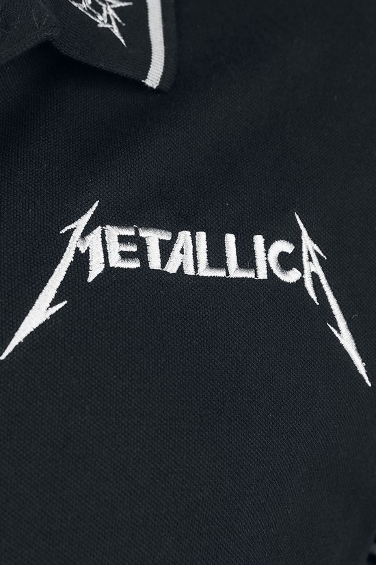 Detail van de polokraag met het geborduurde Metallica-logo in witte, scherpe letters.