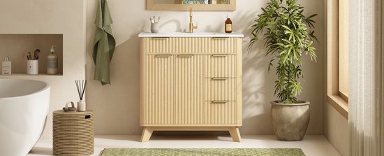 Natuurhouten badmeubel met golvend front, goudkleurige handgrepen en witte wastafel in een badkamer.