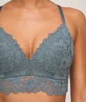 Blauwe kanten bralette met V-hals en gedetailleerd bloemenpatroon op een model.