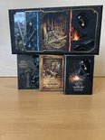 Grote IVANKART collector box bovenop drie individuele speelkaarten-decks: Steen & Glas, Hout en Metaal.