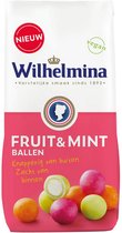 Zak Wilhelmina Fruit & Mint snoepballen met roze onderkant en diverse kleurrijke snoepjes.