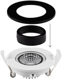 Witte LED-inbouwspot met demonteerbare zwarte ring en focus op de LED-reflector.