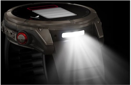 Close-up van smartwatch die een heldere, witte led-zaklamp aan de voorzijde uitstraalt.