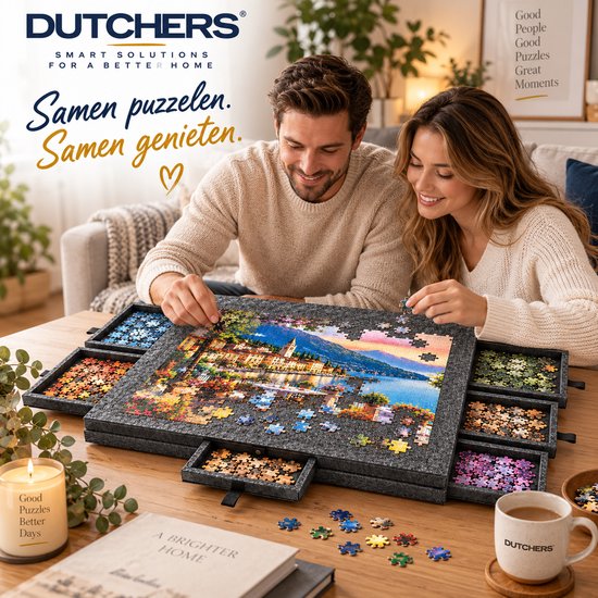 Man en vrouw puzzelen gezellig samen aan een puzzeltafel met 6 sorteerlades in een warme woonkamer setting.
