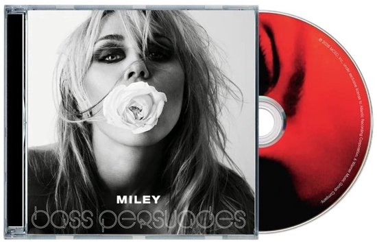 Pochette CD en noir et blanc de Miley avec une rose blanche dans la bouche, à côté d'un disque rouge portant 'Bass Persuades'.
