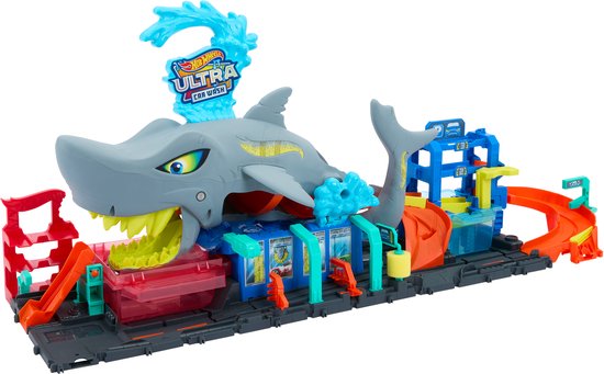 Hot Wheels City Ultra Shark Car Wash speelset met een grote grijze haai, gekleurde banen en een wasserette-station.