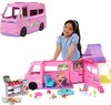 Roze Barbie camper uitgeklapt tot kampeerplek met speelgoed, accessoires, tafeltje, stoel en zwembadje.