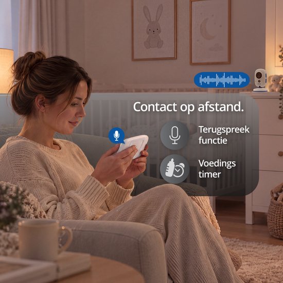 Vrouw houdt een Luvion monitor vast in de woonkamer met functies voor terugspreekfunctie en voedingstimer.