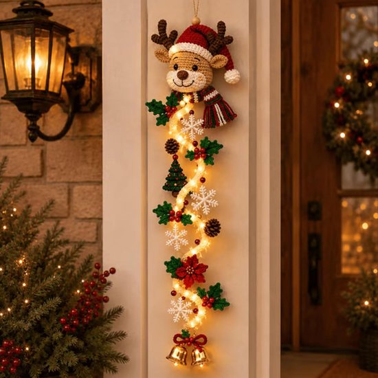 Verticale kerstdeurhanger in de vorm van een eland met muts, dennenappels, bloemen en gouden bellen.