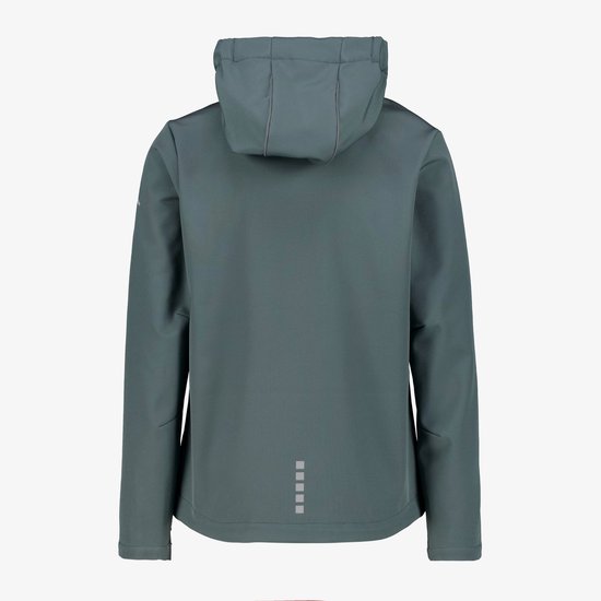 Achterkant van een blauwgroene softshell jas met reflecterende strepen op de capuchon en onderaan de rug.