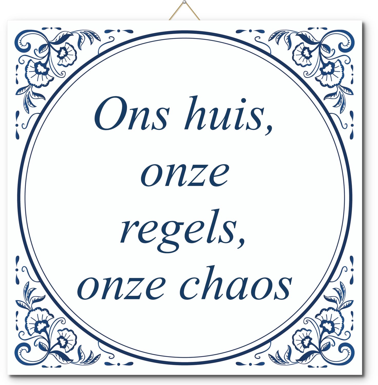 De Tegeltjesfabriek Tegeltje: Ons huis, onze regels, onze chaos (met hangertje) wit en blauw