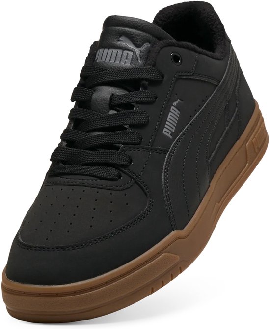 Zwarte Puma sneaker met bruine zool, gedetailleerde zijkant met PUMA logo.