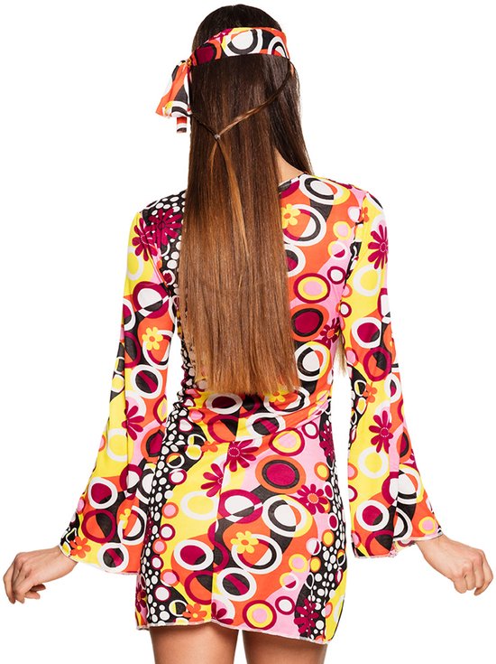 Dos d'une femme dans une robe hippie colorée à manches évasées, motif floral et circulaire, avec bandeau.