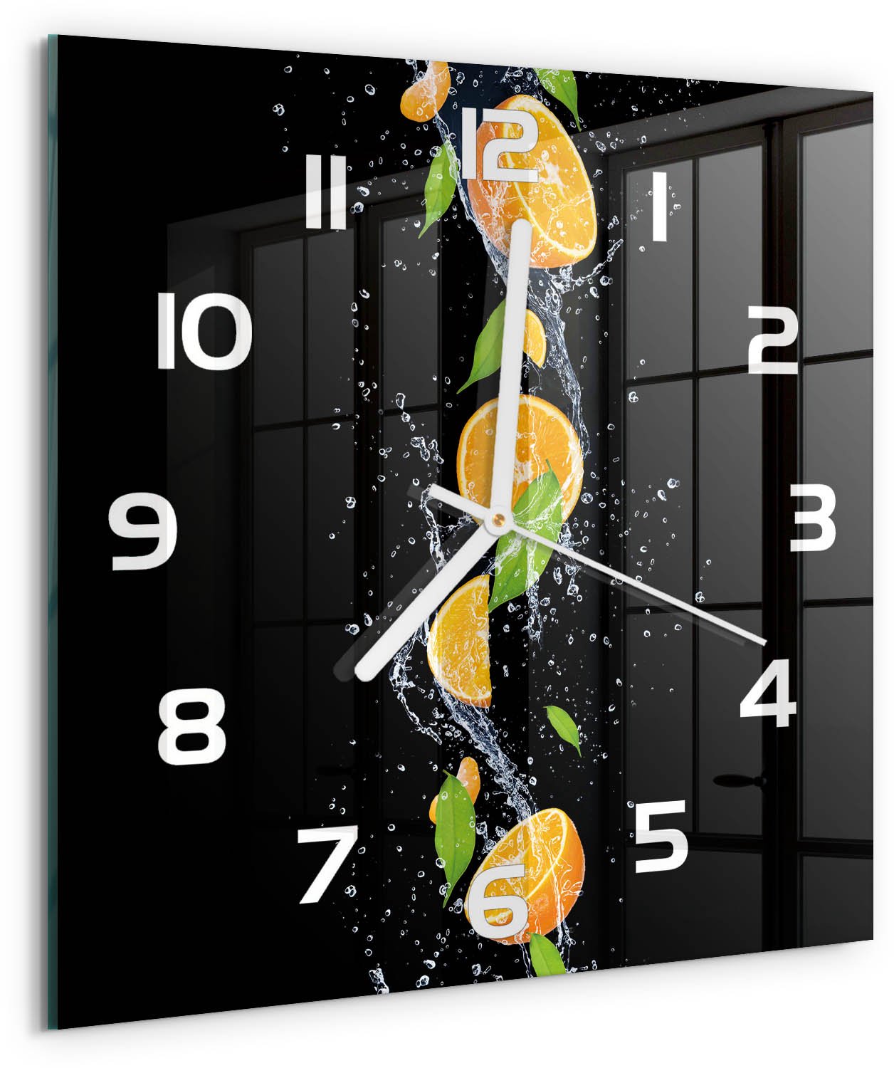 Tulup Wandklok - Sinaasappels en water Glazen Klok Met Print - 30x30 cm - Oranje Wandklok Glas Met Motief - Witte handen - Vierkante Klok - Wandklok Glas Decoratie - Gekleurde Glazen Klok