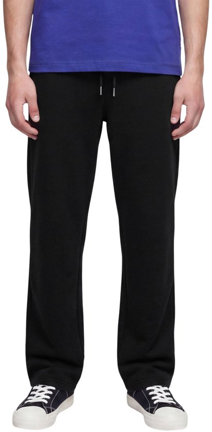 Zwarte joggingbroek met trekkoord, gedragen met een blauw T-shirt en zwarte sneakers op een witte achtergrond.