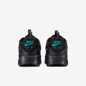 Achteraanzicht van het paar Nike Air Max 90 sneakers in zwart met turquoise Nike Air-logo op de hiel.
