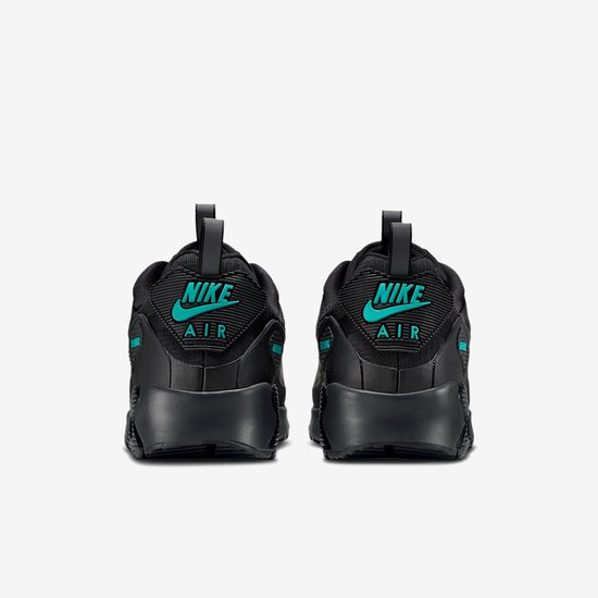 Achteraanzicht van het paar Nike Air Max 90 sneakers in zwart met turquoise Nike Air-logo op de hiel.