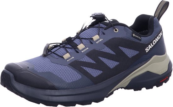 Blauwe Salomon X-Adventure Gore-Tex sportschoen in zijaanzicht met zwart mesh, vetersluiting en beige zool.