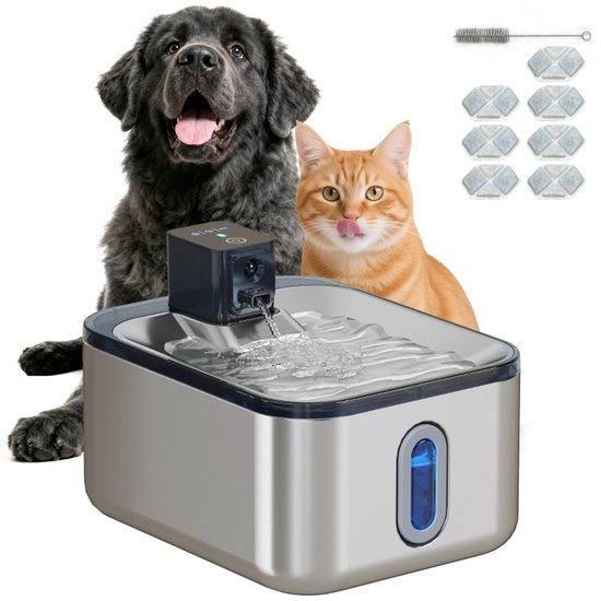 Drinkfontein met filterset en reinigingsborstel, naast een hond en een kat.