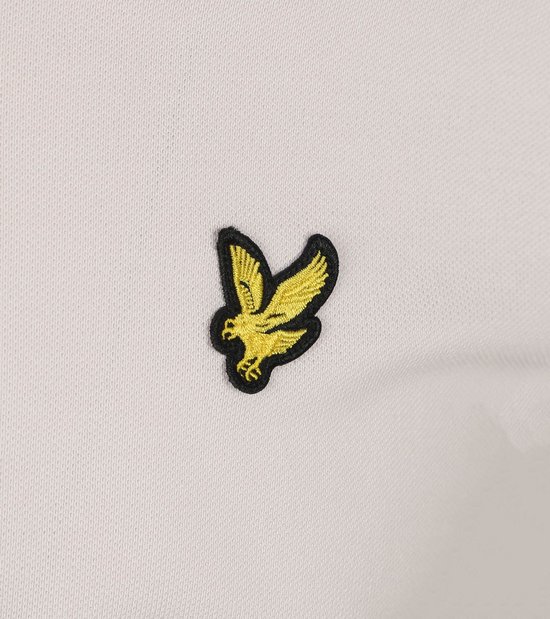 Close-up van het gele Lyle & Scott logo op een lichtpaarse polo.