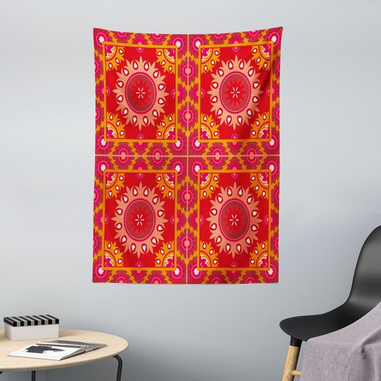 Rood mandala wandkleed met vier panelen voorzien van oranje en roze geometrische patronen en bloemmotieven.