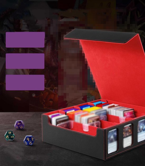 Zwarte opbergdoos voor ruilkaarten met rode voering, magnetische deksel, displayvensters en drie dobbelstenen op tafel.