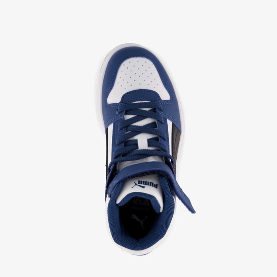 Bovenaanzicht van de PUMA Rebound Slam Mid, toont blauwe veters en PUMA-logo op de tong.