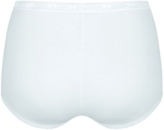 Achterkant van een witte Sloggi maxi-slip met een kanten boord langs de taille en beenopeningen.