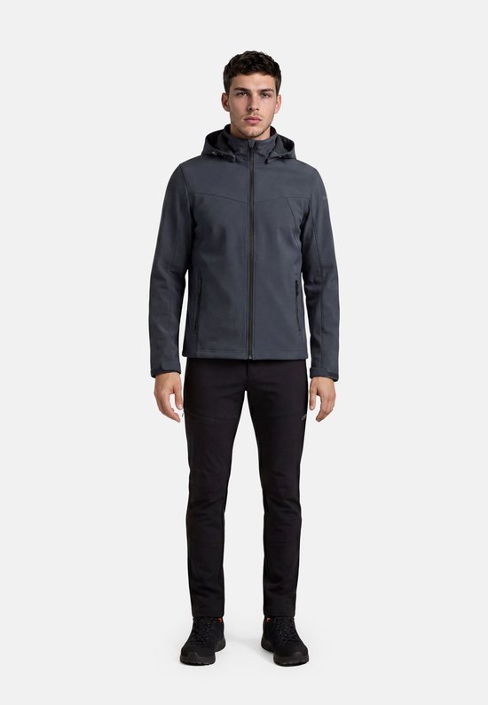 Model draagt een donkergrijze Icepeak softshell jas met capuchon, rits en zwarte broek.