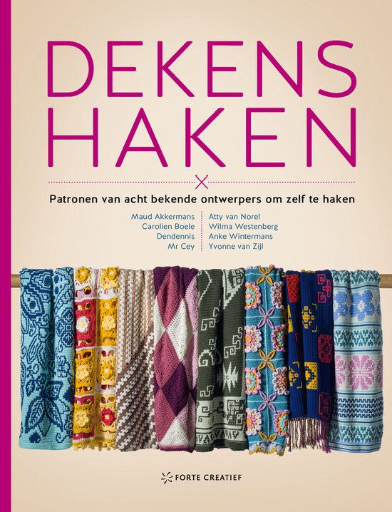 Boek met 'Dekens haken' titel. Achttien gehaakte dekens in verschillende patronen en kleuren hangen aan een stok.