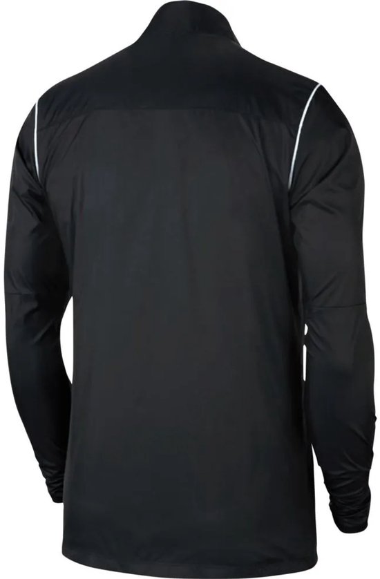 Zij-aanzicht van een zwarte Nike sportjas met witte bies langs de kraag en schouders.