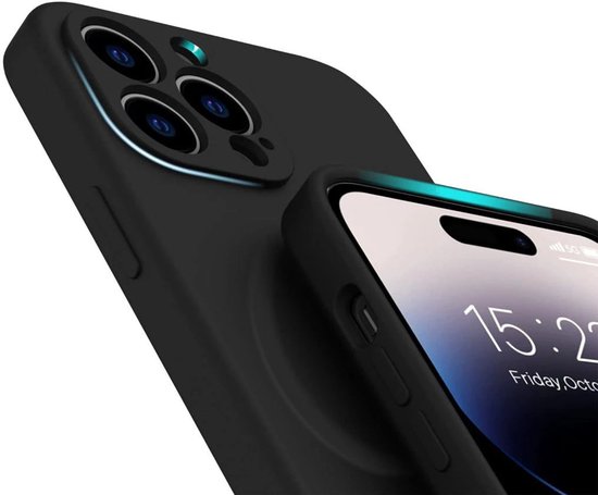 Een zwart telefoonhoesje wordt om een iPhone geschoven, waarbij de camera-uitsparing en het scherm met tijd zichtbaar zijn.