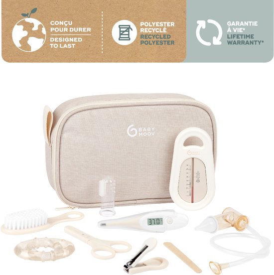 Beige toilettas met babyverzorgingsproducten: thermometer, nagelknipper, schaar, borstel, kam, thermometer en neusreiniger.