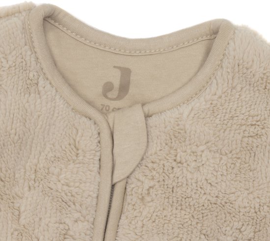 Halsdetail van beige flanellen babyslaapzak met Jollein logo en maat 70.
