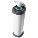 Witte luieremmer met grijs deksel open. De binnenkant heeft een blauwe plastic rol.