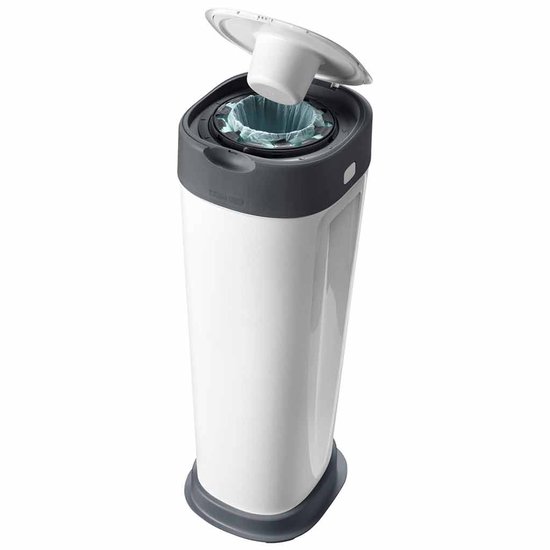 Witte luieremmer met grijs deksel open. De binnenkant heeft een blauwe plastic rol.